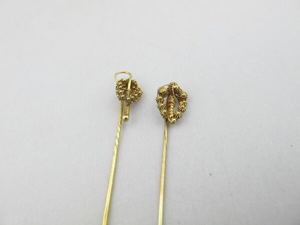 14 karaat antiek gouden Zeeuwse Mutsenspelden 2 stuks G-595